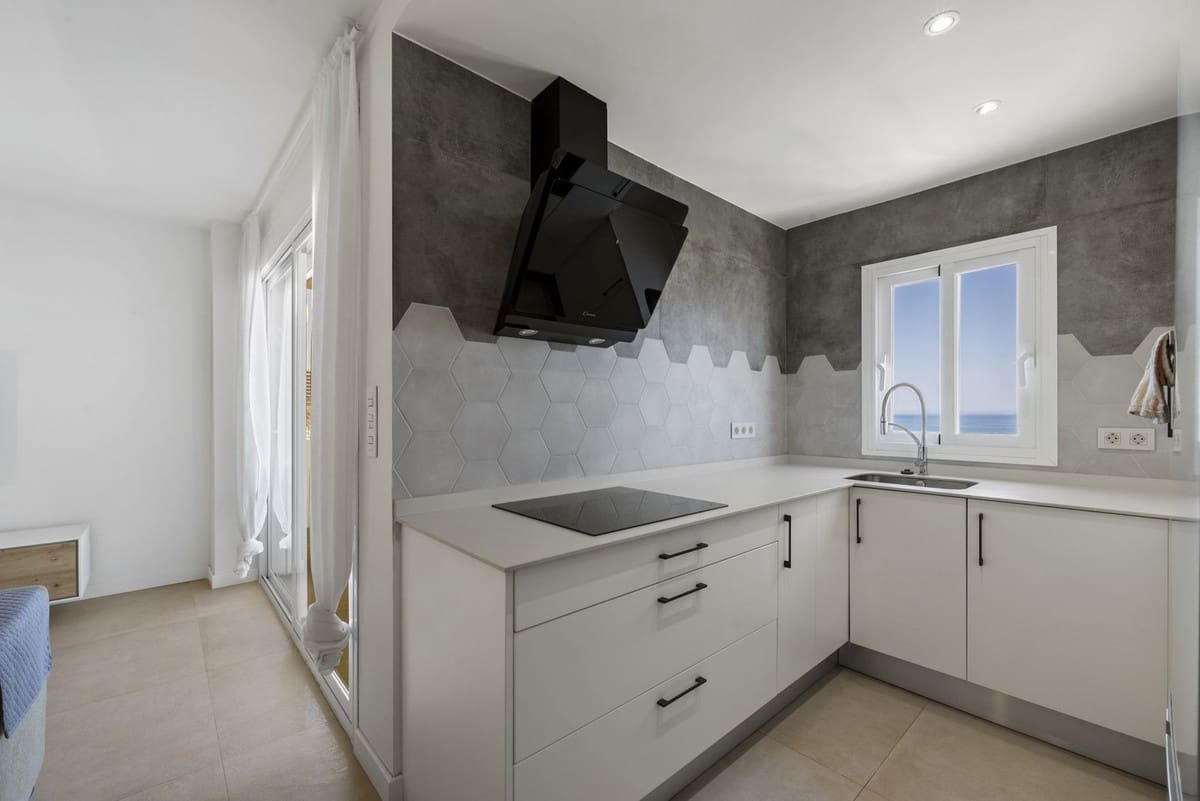 2 bedroom Apartment for sale in Fuengirola with garage - € 540,000 (Ref: 9700020)
