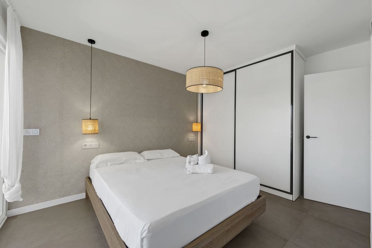 2 bedroom Apartment for sale in Fuengirola with garage - € 540,000 (Ref: 9700020)