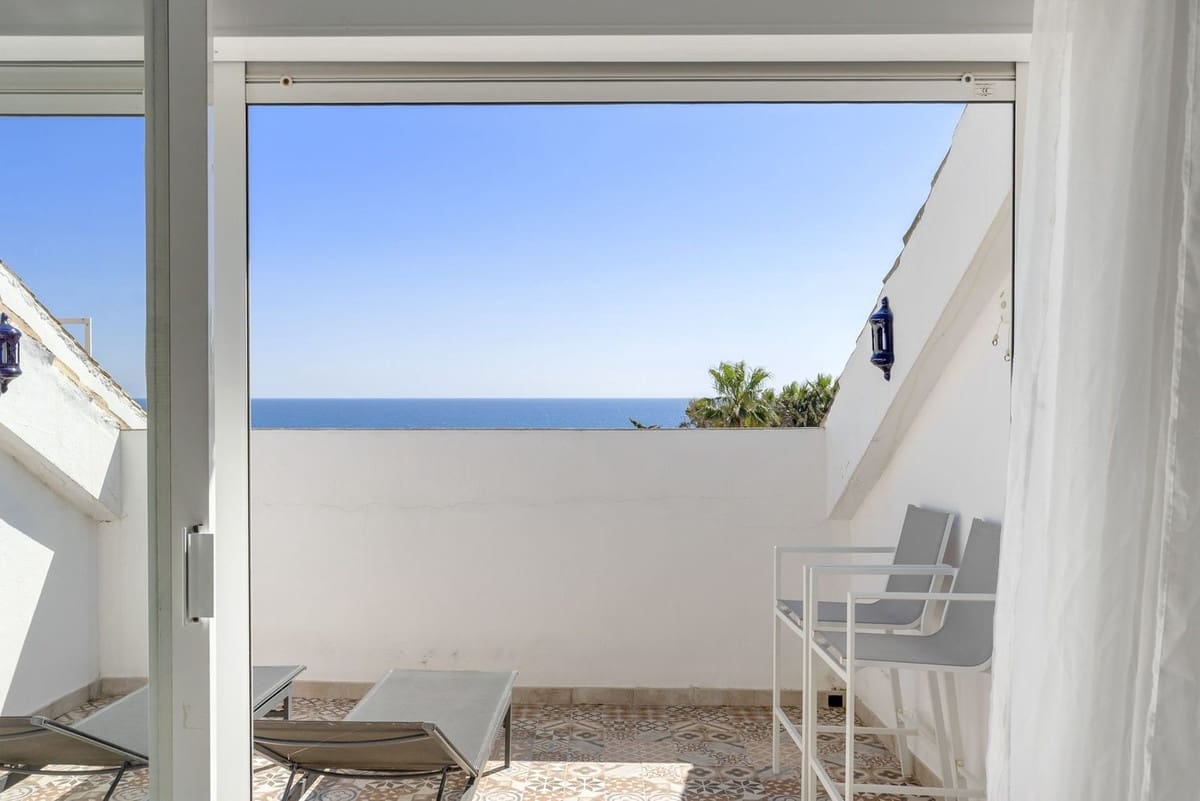 3 soveværelse Byhus til salg i Estepona med swimmingpool garage - € 619.000 (Ref: 9750951)