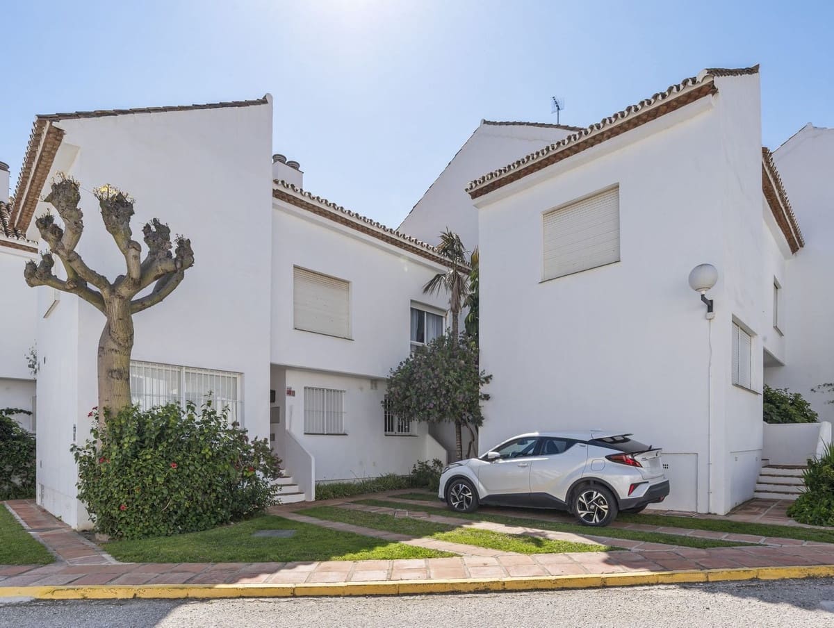 3 soveværelse Byhus til salg i Estepona med swimmingpool garage - € 619.000 (Ref: 9750951)