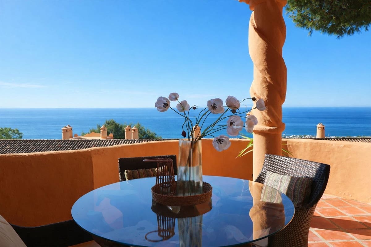 2 bedroom Apartment for sale in Calahonda with pool garage - € 349,500 (Ref: 9756358)