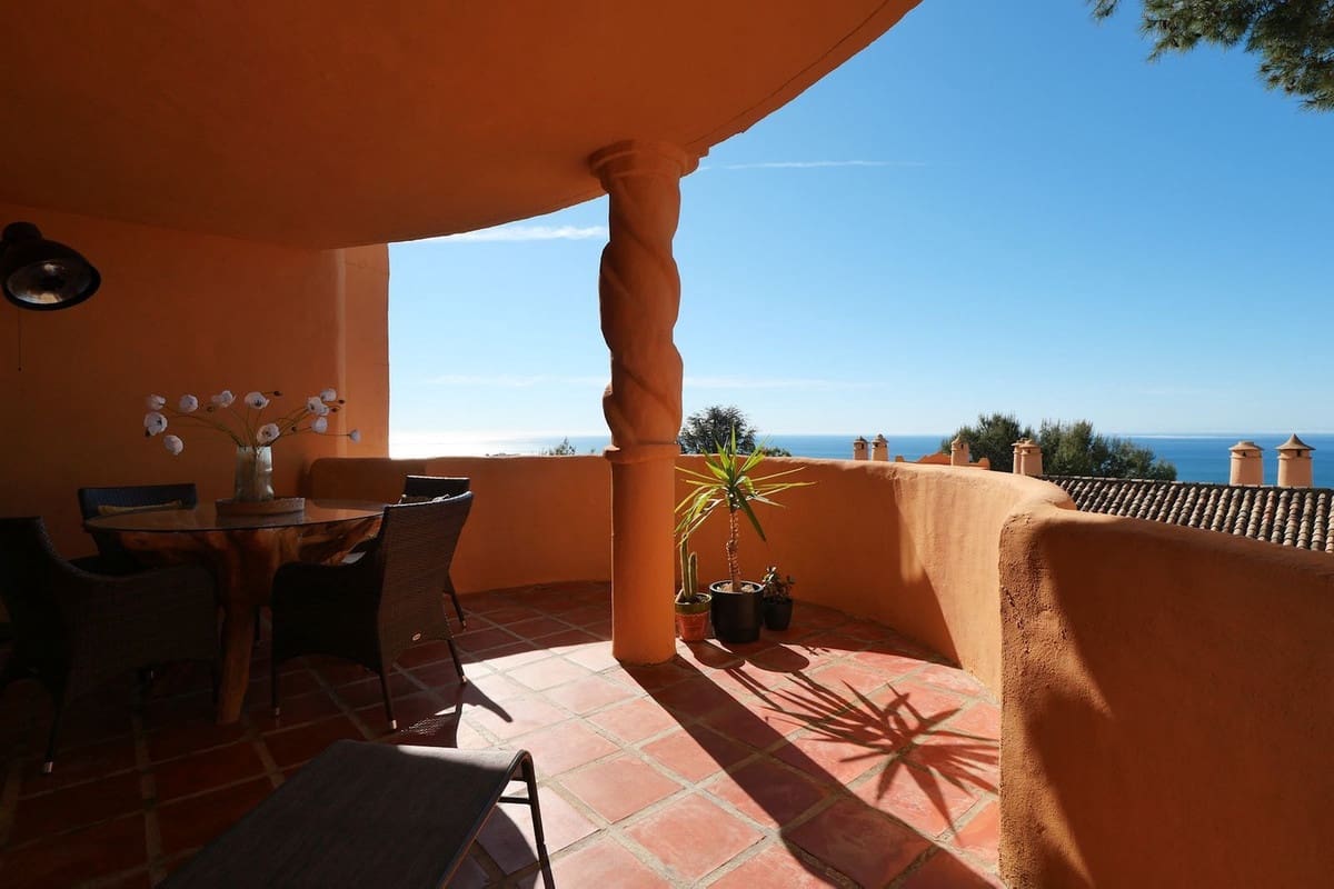 2 bedroom Apartment for sale in Calahonda with pool garage - € 349,500 (Ref: 9756358)