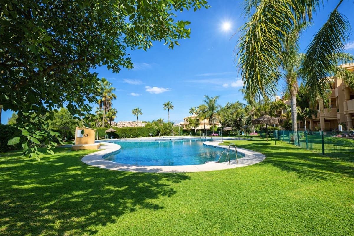 2 bedroom Apartment for sale in Calahonda with pool garage - € 349,500 (Ref: 9756358)