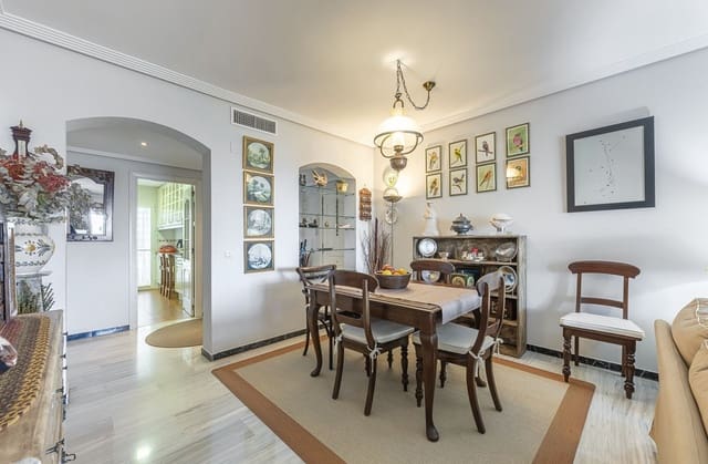 3 soveværelse Lejlighed til salg i Puerto Banus, Marbella med swimmingpool garage - € 945.000 (Ref: 9762315)