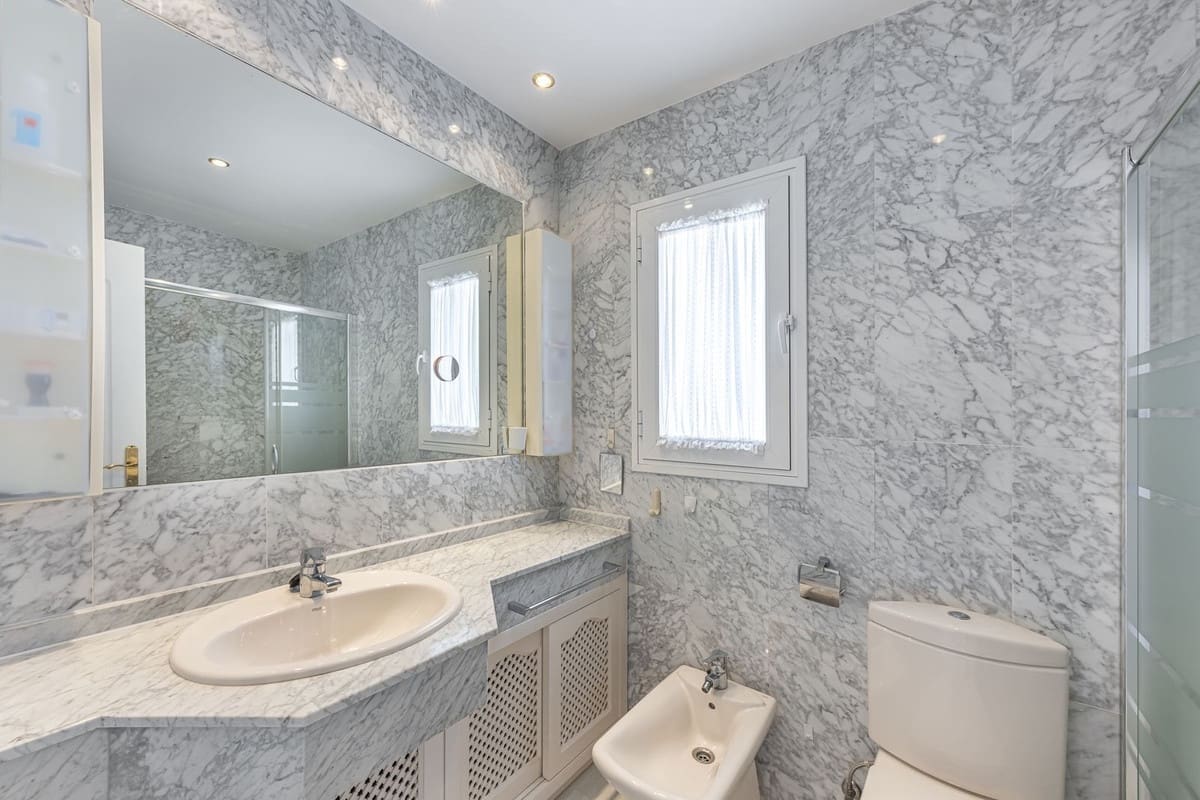 3 soveværelse Lejlighed til salg i Puerto Banus med swimmingpool garage - € 945.000 (Ref: 9762315)