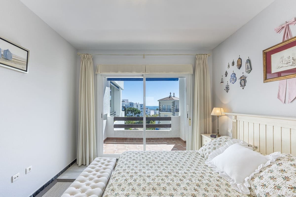 3 bedroom Apartment for sale in Puerto Banus with pool garage - € 945,000 (Ref: 9762315)