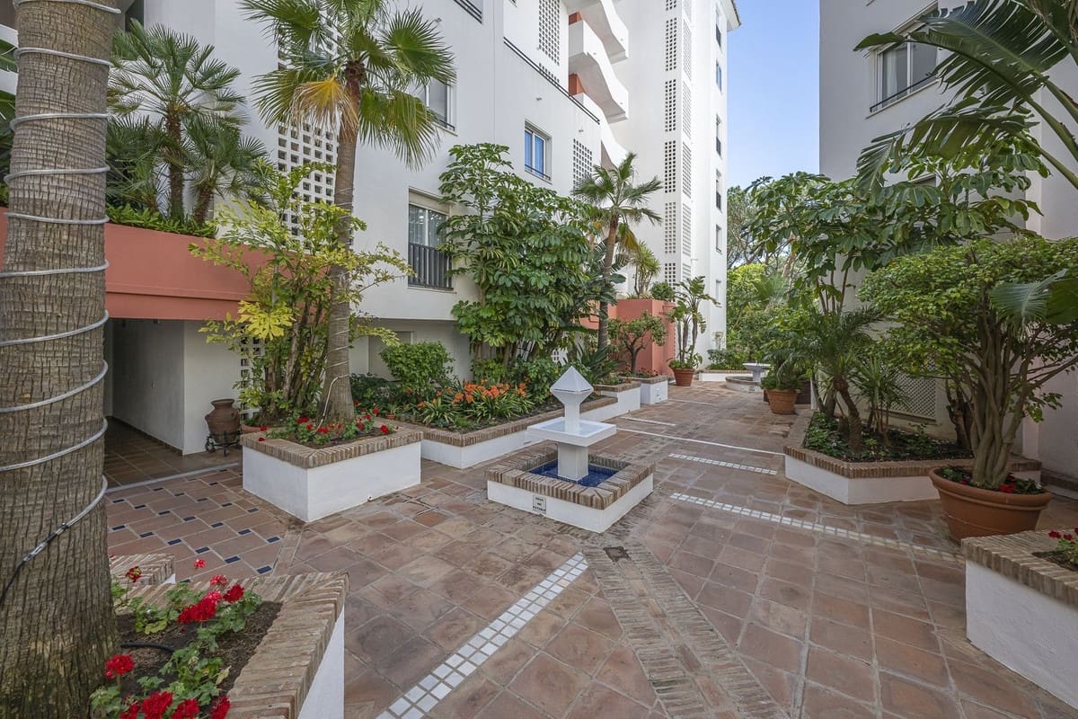 3 bedroom Apartment for sale in Puerto Banus with pool garage - € 945,000 (Ref: 9762315)
