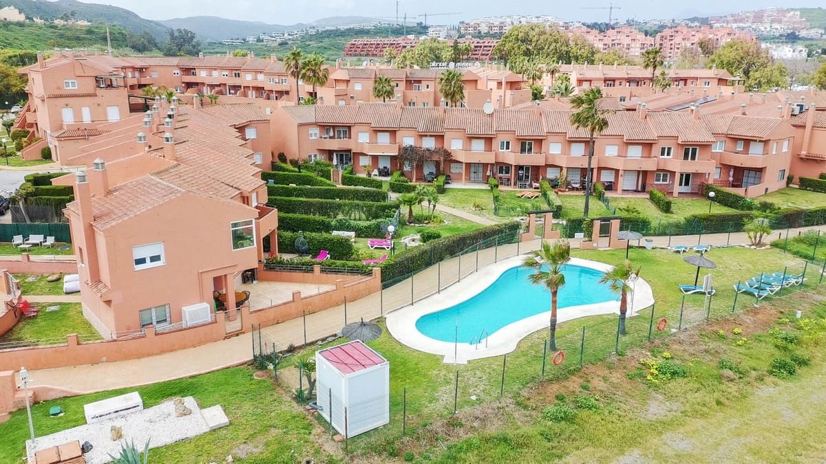 3 bedroom Townhouse for sale in La Duquesa / Puerto de la Duquesa with pool garage - € 549,000 (Ref: 9762316)