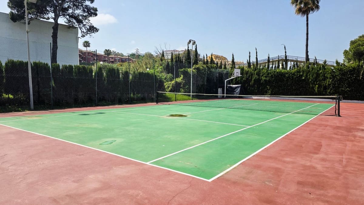 3 bedroom Townhouse for sale in La Duquesa / Puerto de la Duquesa with pool garage - € 549,000 (Ref: 9762316)