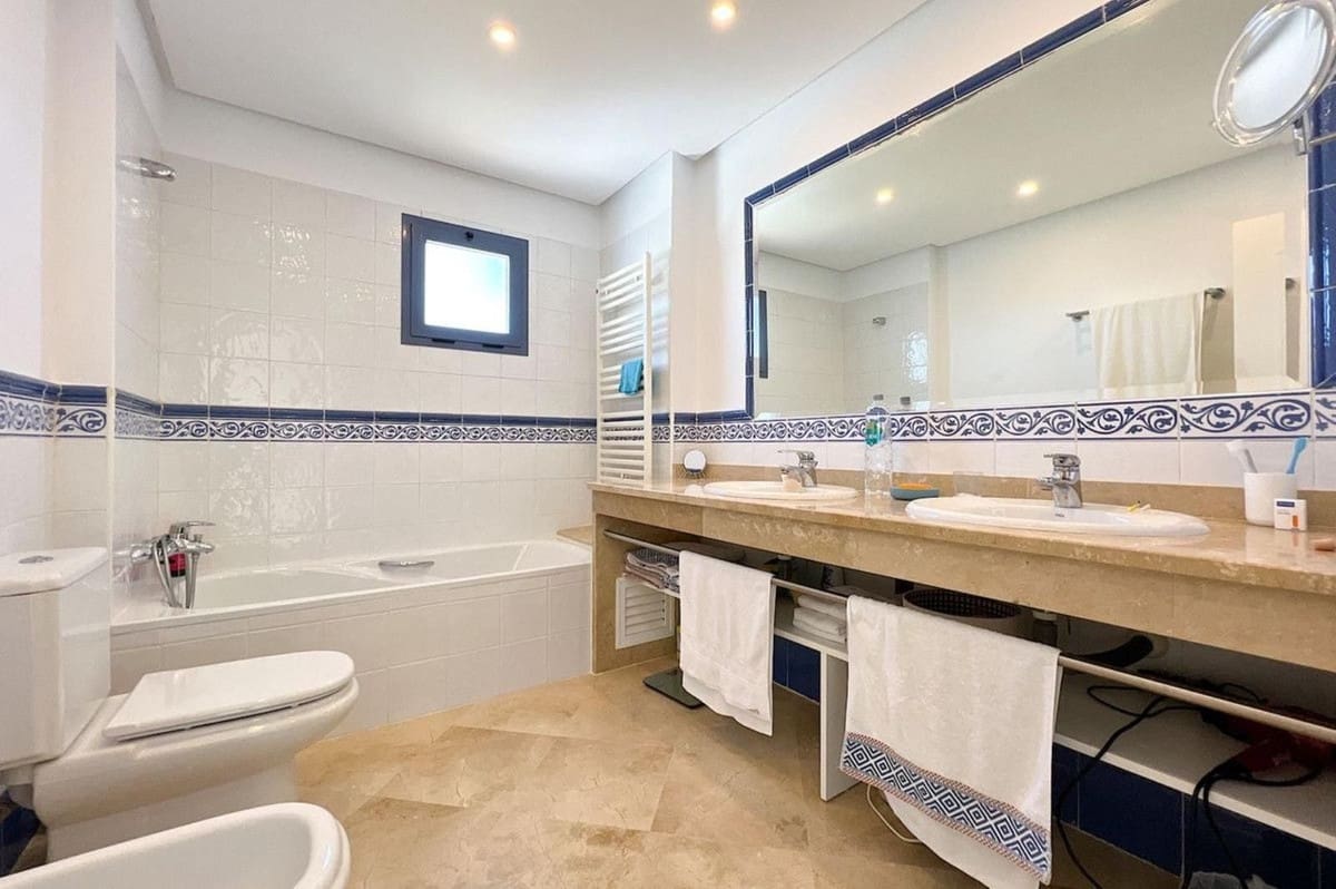 3 soveværelse Byhus til salg i La Alcaidesa med swimmingpool garage - € 875.000 (Ref: 9781429)