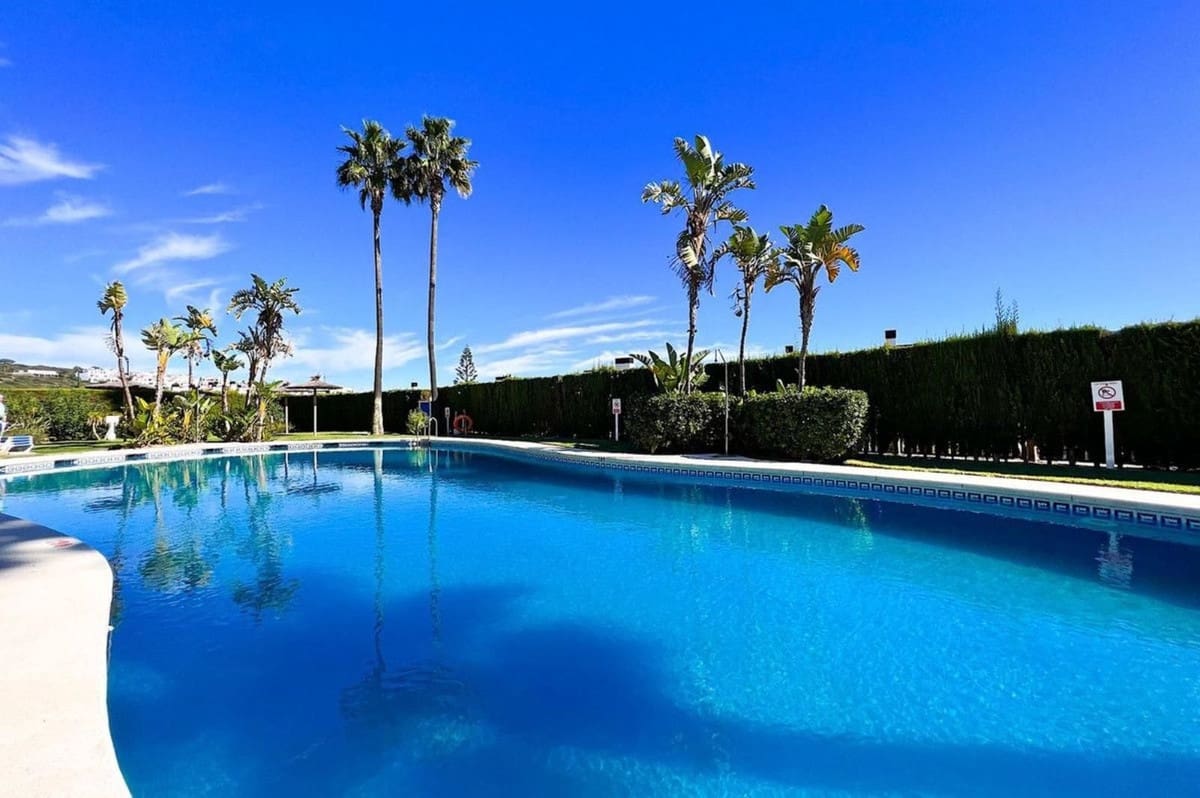 3 soveværelse Byhus til salg i La Alcaidesa med swimmingpool garage - € 875.000 (Ref: 9781429)