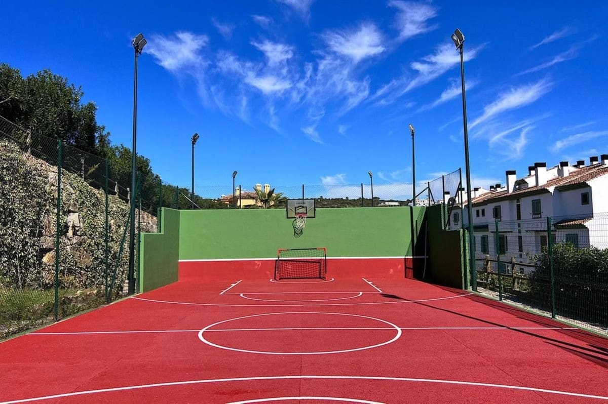 3 soveværelse Byhus til salg i La Alcaidesa med swimmingpool garage - € 875.000 (Ref: 9781429)