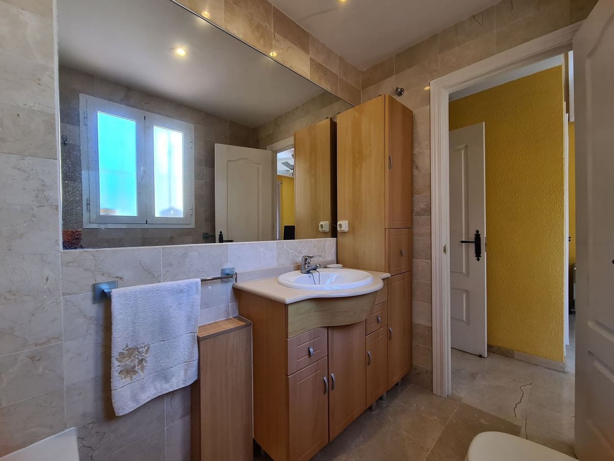 3 soveværelse Semi-Rækkehus til salg i La Duquesa / Puerto de la Duquesa med swimmingpool garage - € 369.000 (Ref: 9782374)