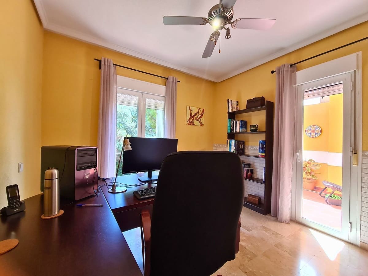 3 soveværelse Semi-Rækkehus til salg i La Duquesa / Puerto de la Duquesa med swimmingpool garage - € 369.000 (Ref: 9782374)