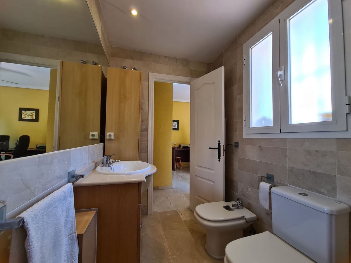 3 soveværelse Semi-Rækkehus til salg i La Duquesa / Puerto de la Duquesa med swimmingpool garage - € 369.000 (Ref: 9782374)