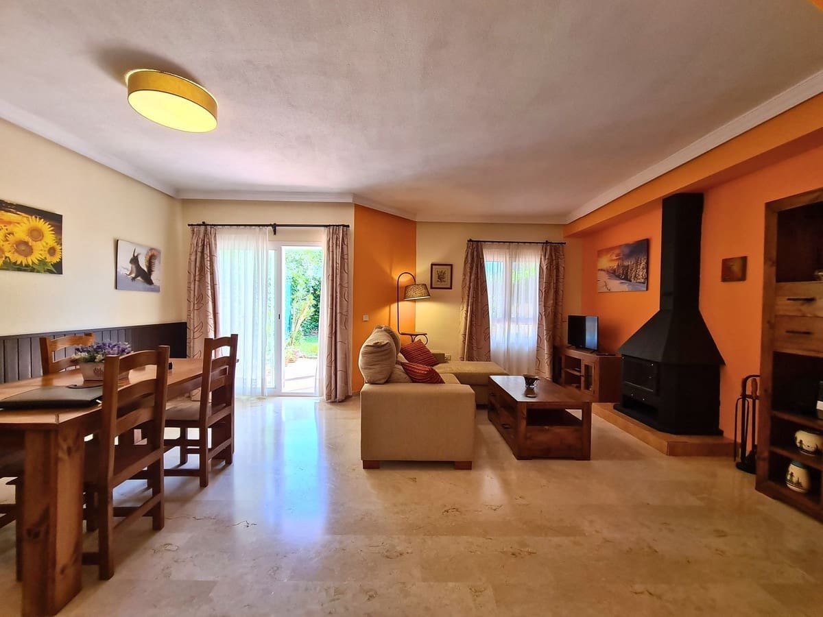 3 soveværelse Semi-Rækkehus til salg i La Duquesa / Puerto de la Duquesa med swimmingpool garage - € 369.000 (Ref: 9782374)