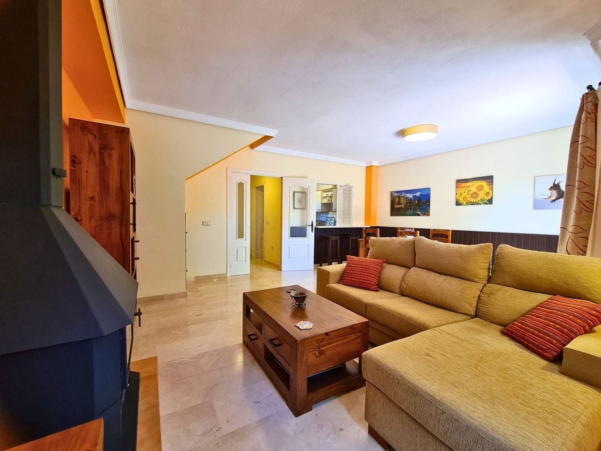 3 soveværelse Semi-Rækkehus til salg i La Duquesa / Puerto de la Duquesa med swimmingpool garage - € 369.000 (Ref: 9782374)