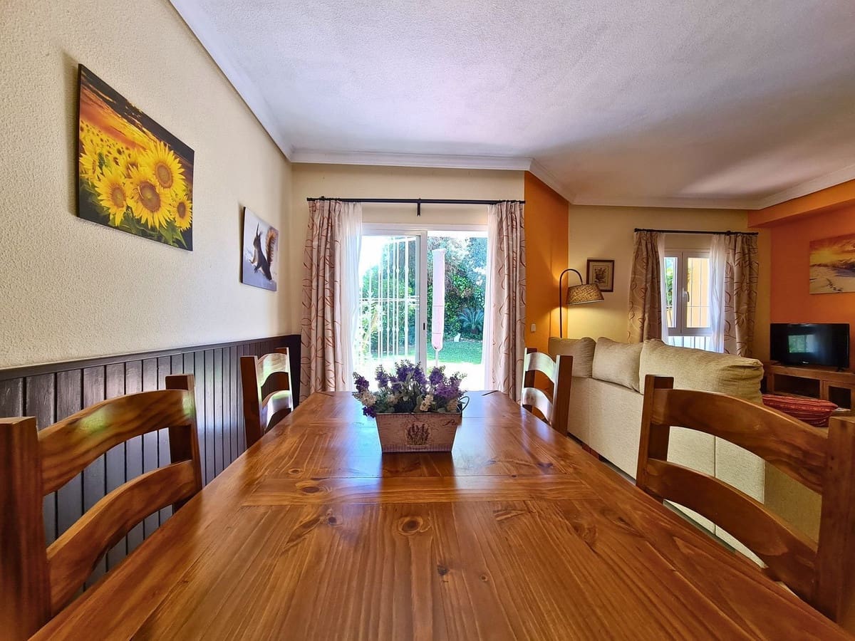 3 soveværelse Semi-Rækkehus til salg i La Duquesa / Puerto de la Duquesa med swimmingpool garage - € 369.000 (Ref: 9782374)