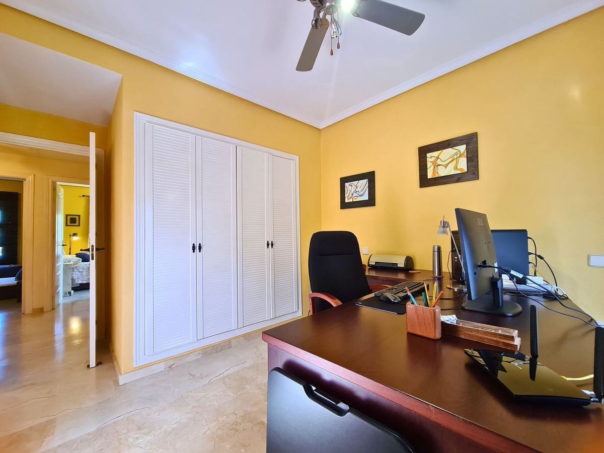 3 soveværelse Semi-Rækkehus til salg i La Duquesa / Puerto de la Duquesa med swimmingpool garage - € 369.000 (Ref: 9782374)