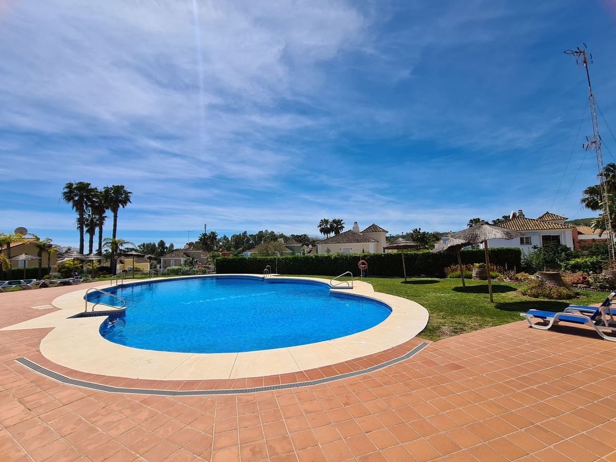 3 soveværelse Semi-Rækkehus til salg i La Duquesa / Puerto de la Duquesa med swimmingpool garage - € 369.000 (Ref: 9782374)