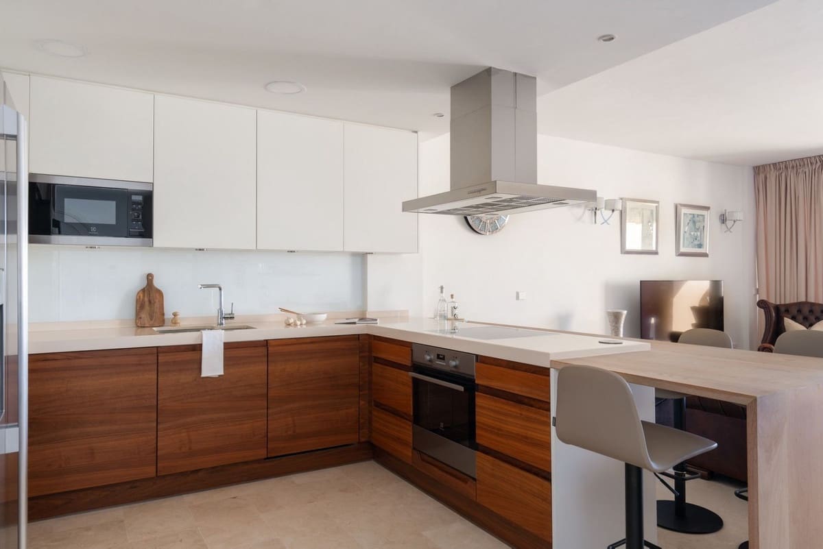 3 bedroom Apartment for sale in Benalmadena Costa with pool garage - € 1,975,000 (Ref: 9788843)