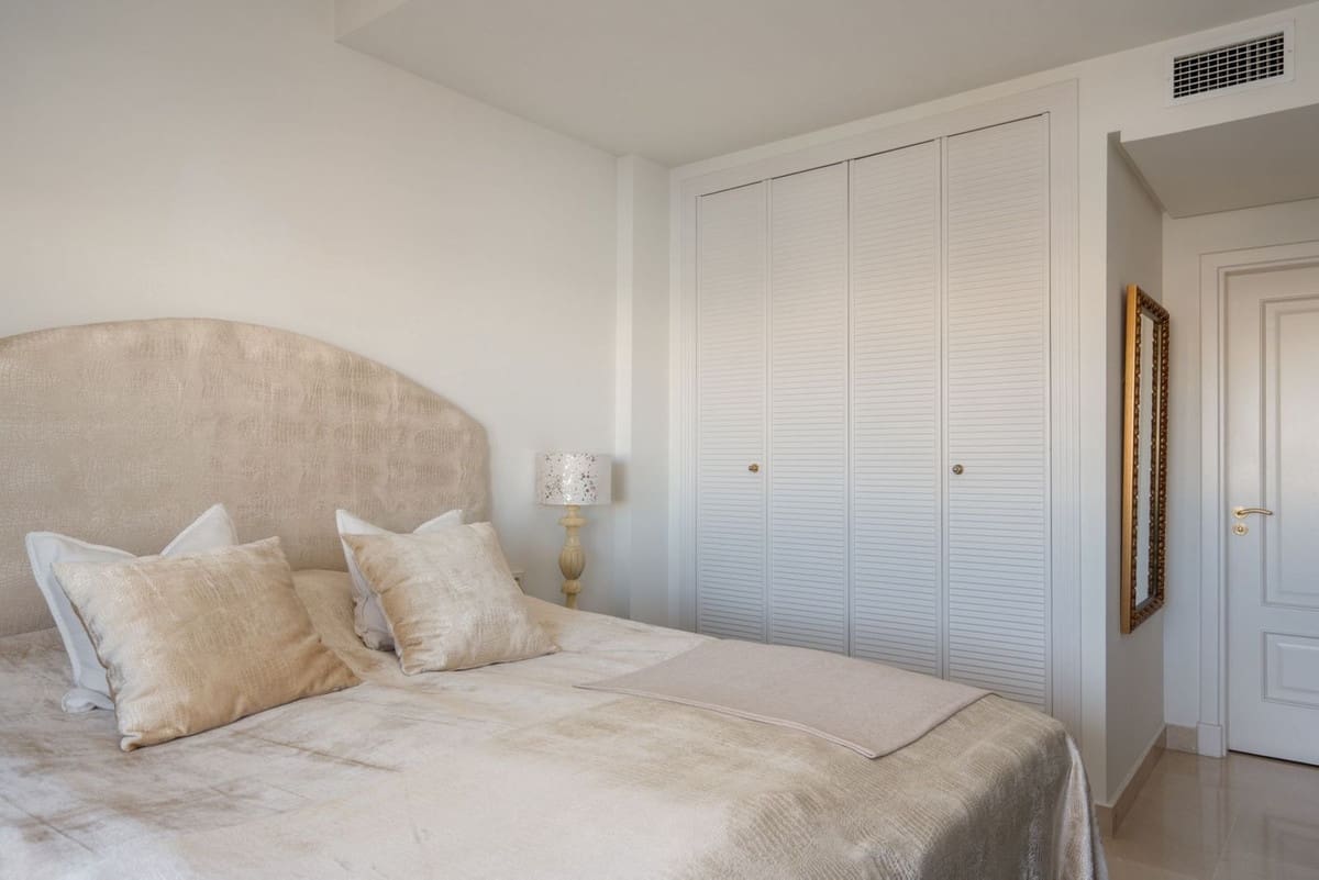 3 bedroom Apartment for sale in Benalmadena Costa with pool garage - € 1,975,000 (Ref: 9788843)