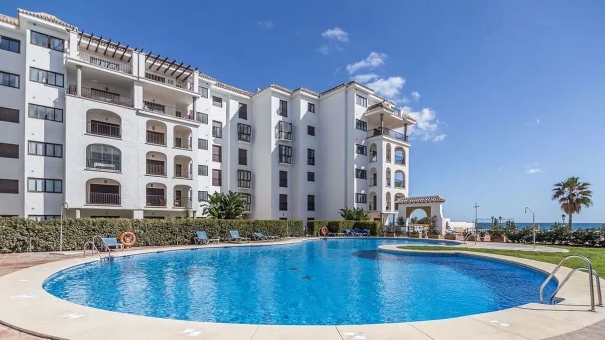2 slaapkamer Appartement te koop in La Duquesa / Puerto de la Duquesa met zwembad garage - € 319.000 (Ref: 9793214)