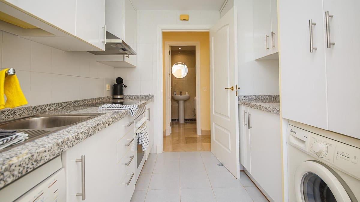 2 soveværelse Penthouse til salg i La Duquesa / Puerto de la Duquesa med swimmingpool garage - € 240.000 (Ref: 9795542)