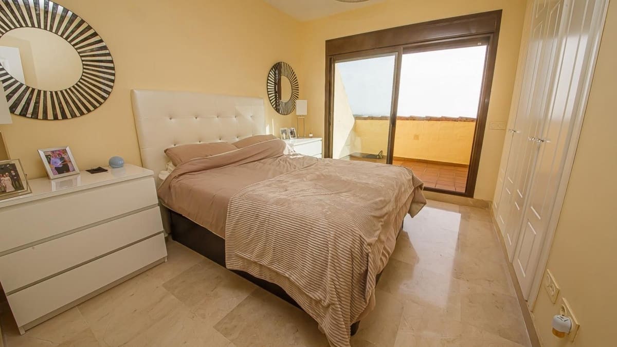 2 soveværelse Penthouse til salg i La Duquesa / Puerto de la Duquesa med swimmingpool garage - € 240.000 (Ref: 9795542)