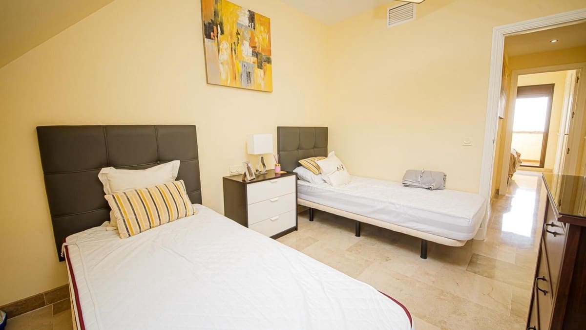 2 soveværelse Penthouse til salg i La Duquesa / Puerto de la Duquesa med swimmingpool garage - € 240.000 (Ref: 9795542)