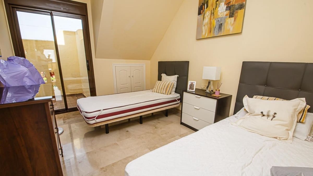 2 soveværelse Penthouse til salg i La Duquesa / Puerto de la Duquesa med swimmingpool garage - € 240.000 (Ref: 9795542)