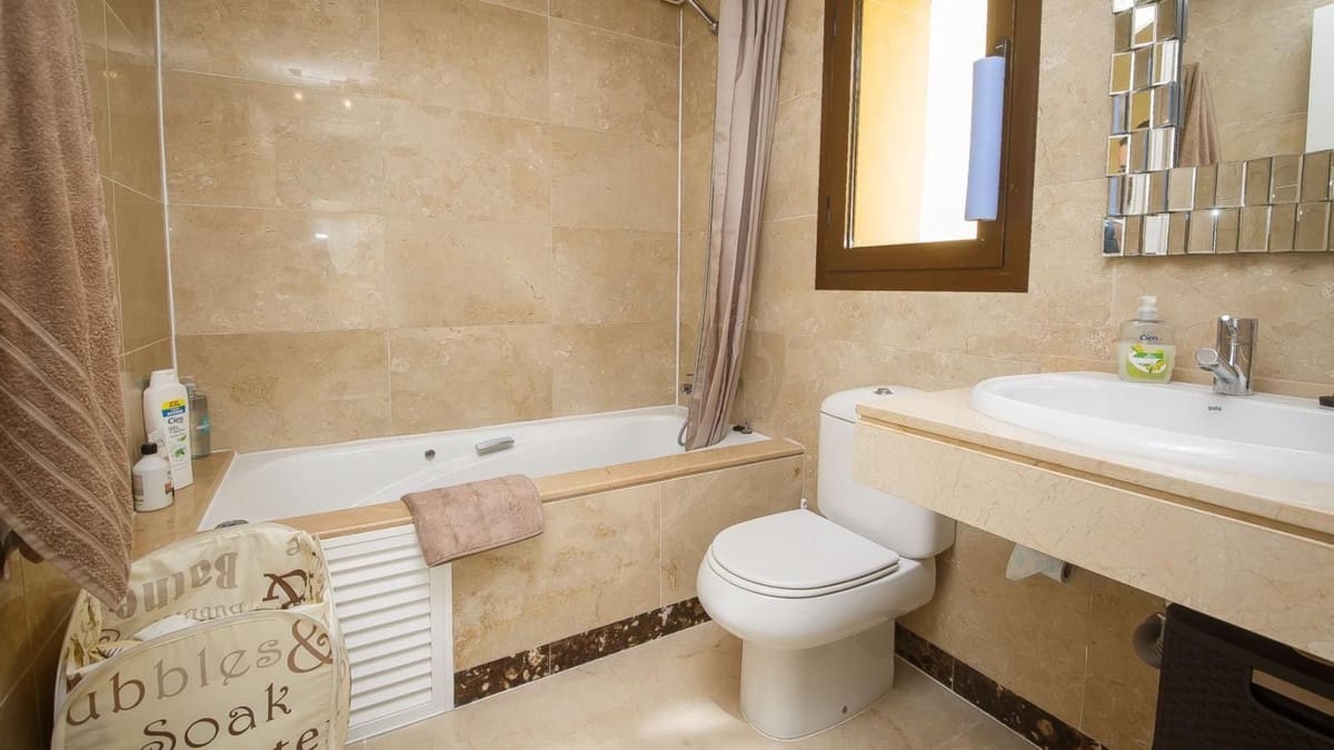 2 soveværelse Penthouse til salg i La Duquesa / Puerto de la Duquesa med swimmingpool garage - € 240.000 (Ref: 9795542)