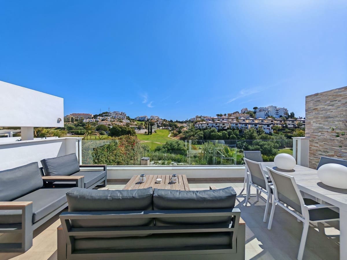 3 soveværelse Semi-Rækkehus til salg i Riviera del Sol med swimmingpool garage - € 900.000 (Ref: 9798403)