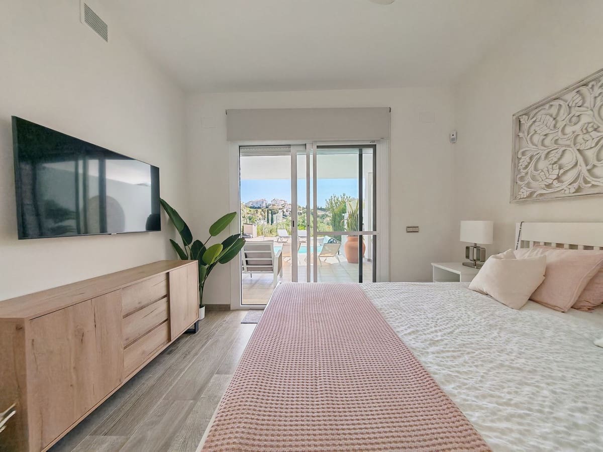 3 soveværelse Semi-Rækkehus til salg i Riviera del Sol med swimmingpool garage - € 900.000 (Ref: 9798403)