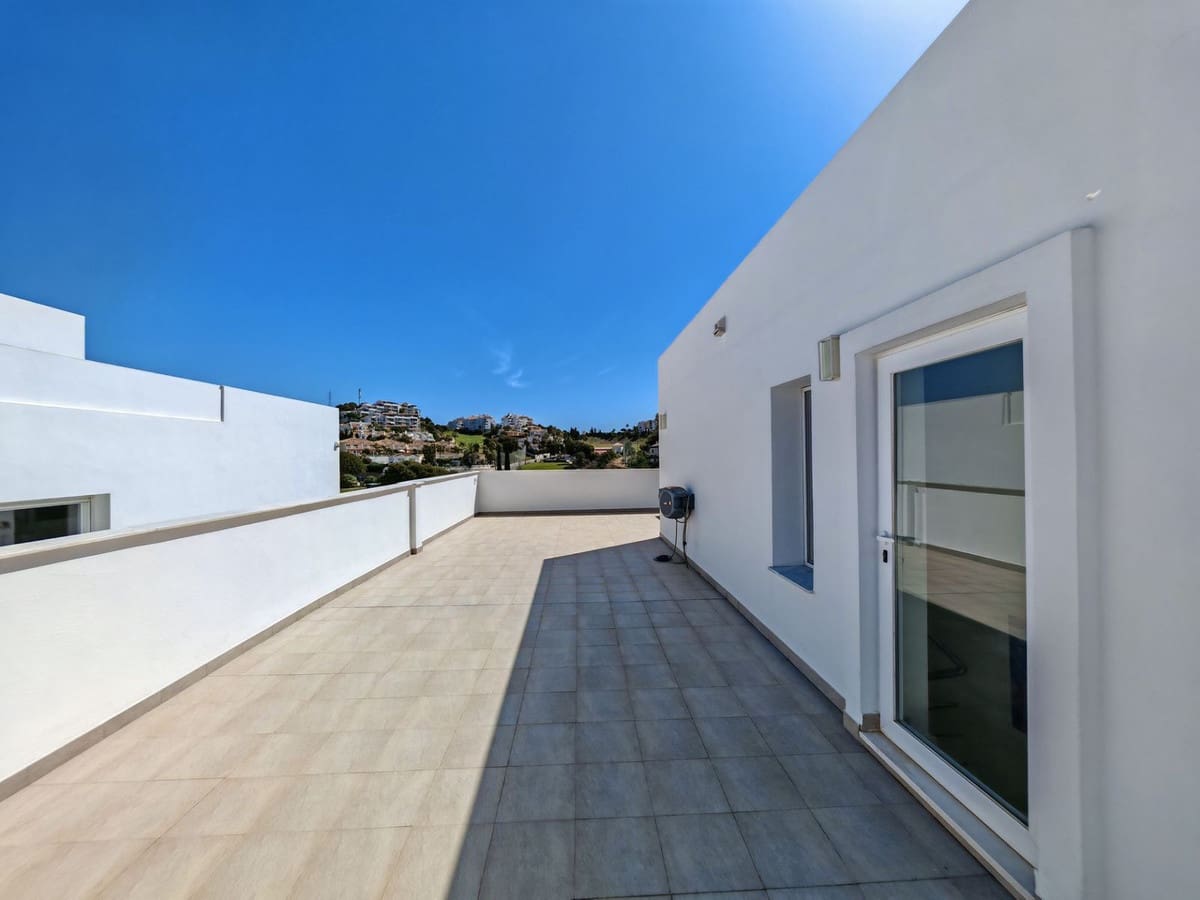 3 soveværelse Semi-Rækkehus til salg i Riviera del Sol med swimmingpool garage - € 900.000 (Ref: 9798403)