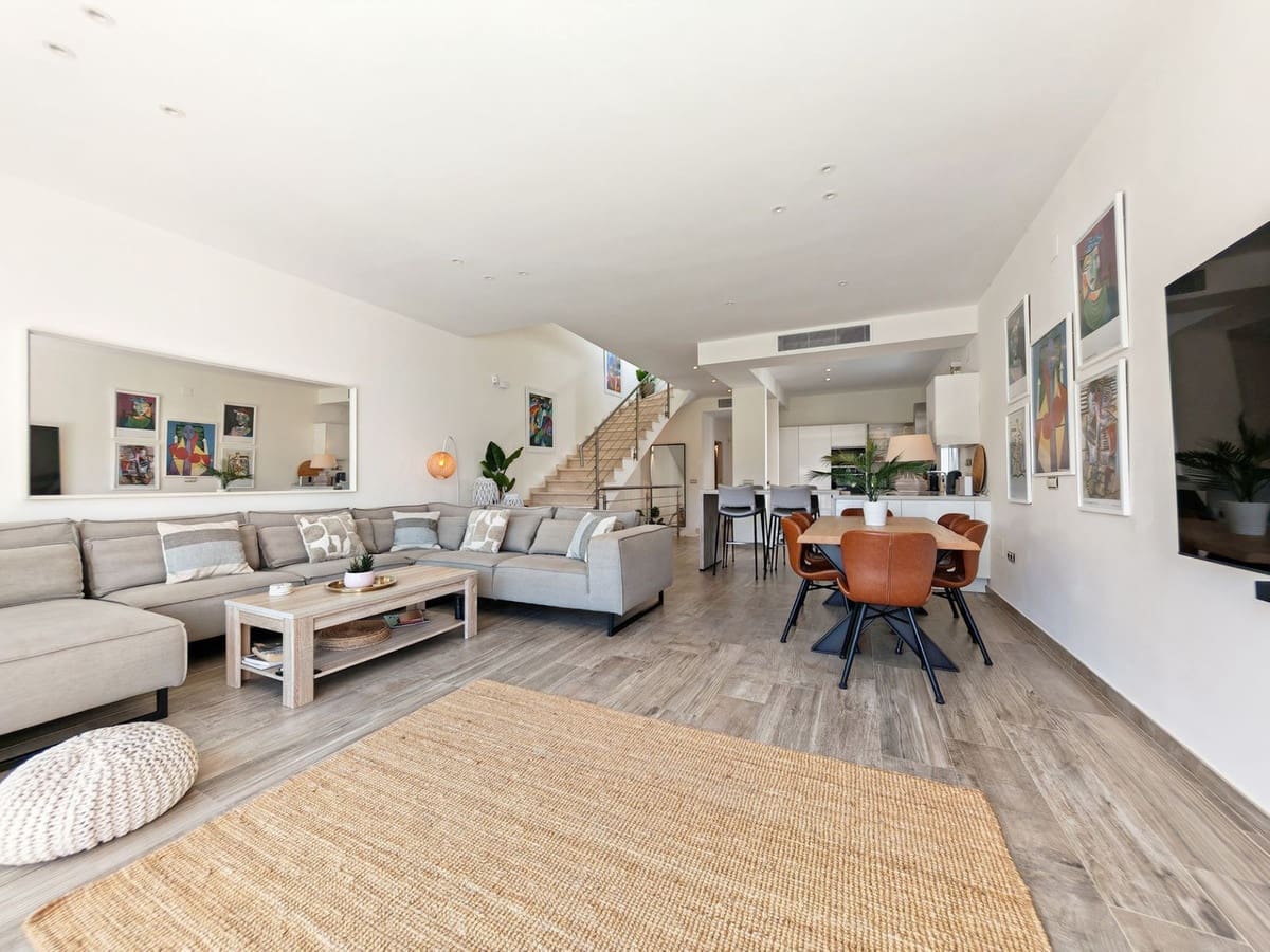 3 soveværelse Semi-Rækkehus til salg i Riviera del Sol med swimmingpool garage - € 900.000 (Ref: 9798403)