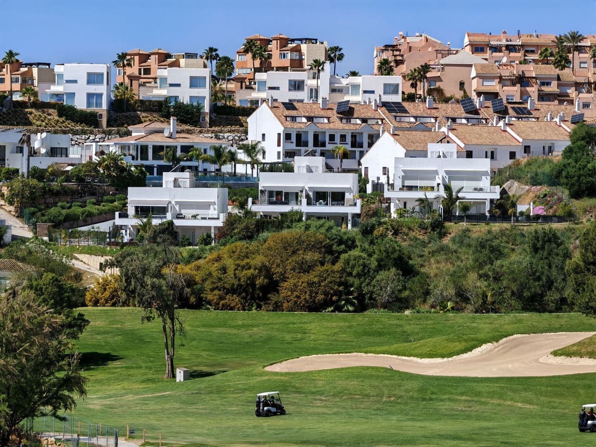 3 soveværelse Semi-Rækkehus til salg i Riviera del Sol med swimmingpool garage - € 900.000 (Ref: 9798403)