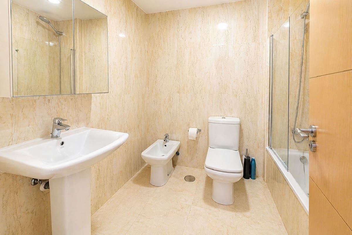 2 bedroom Apartment for sale in La Duquesa / Puerto de la Duquesa with pool garage - € 330,000 (Ref: 9804880)