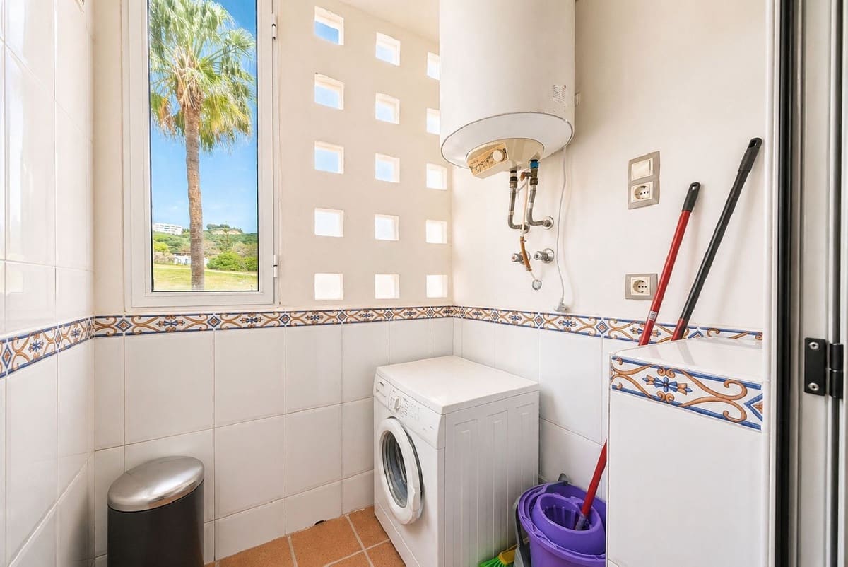 2 bedroom Apartment for sale in La Duquesa / Puerto de la Duquesa with pool garage - € 330,000 (Ref: 9804880)