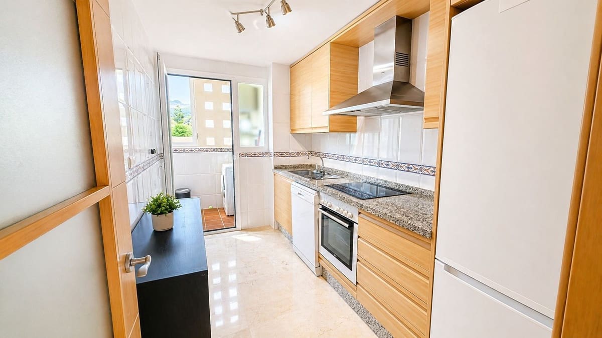 2 bedroom Apartment for sale in La Duquesa / Puerto de la Duquesa with pool garage - € 330,000 (Ref: 9804880)