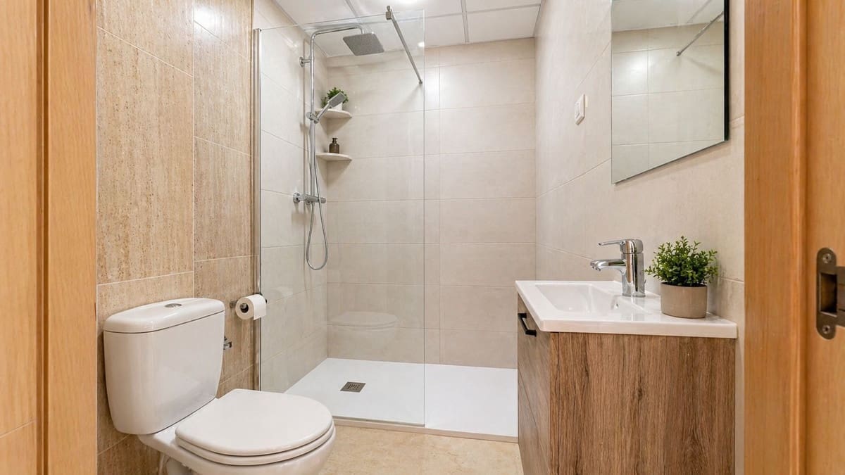 2 bedroom Apartment for sale in La Duquesa / Puerto de la Duquesa with pool garage - € 330,000 (Ref: 9804880)