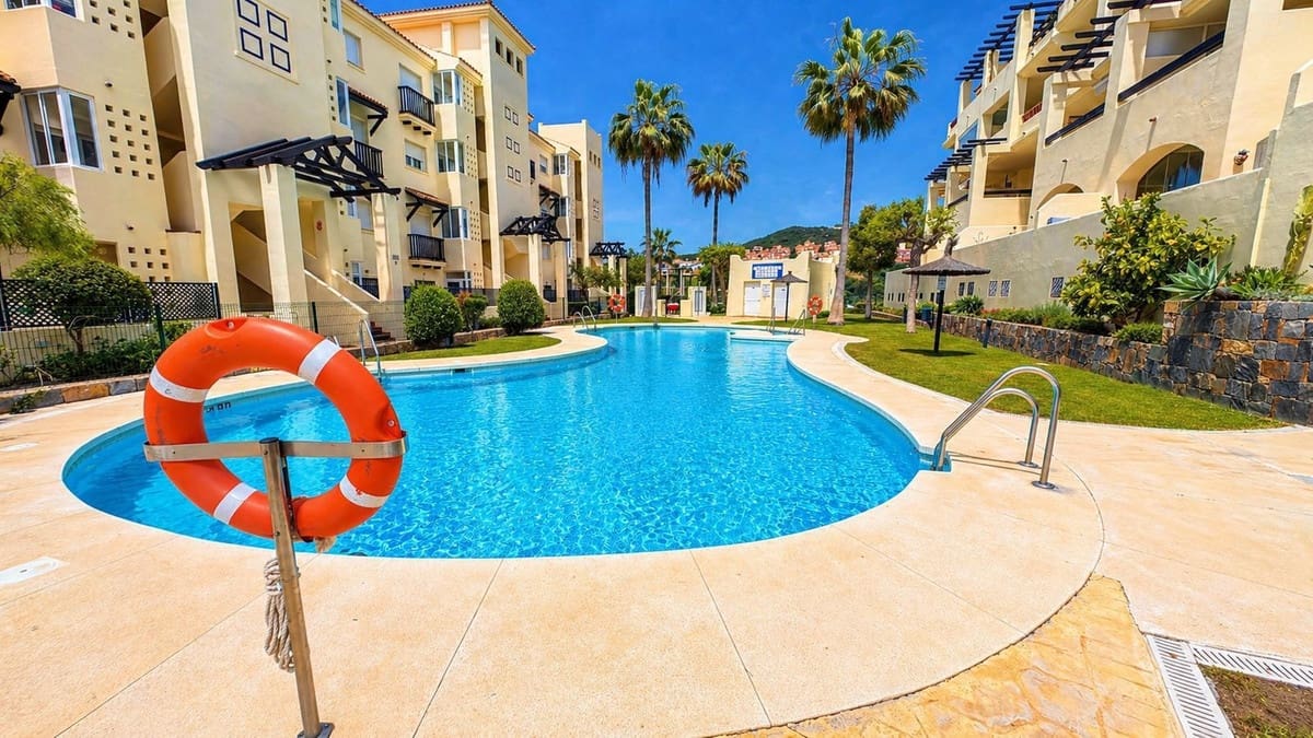 2 bedroom Apartment for sale in La Duquesa / Puerto de la Duquesa with pool garage - € 330,000 (Ref: 9804880)