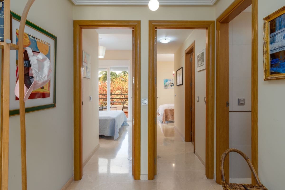 2 bedroom Apartment for sale in La Duquesa / Puerto de la Duquesa with pool garage - € 280,000 (Ref: 9805612)