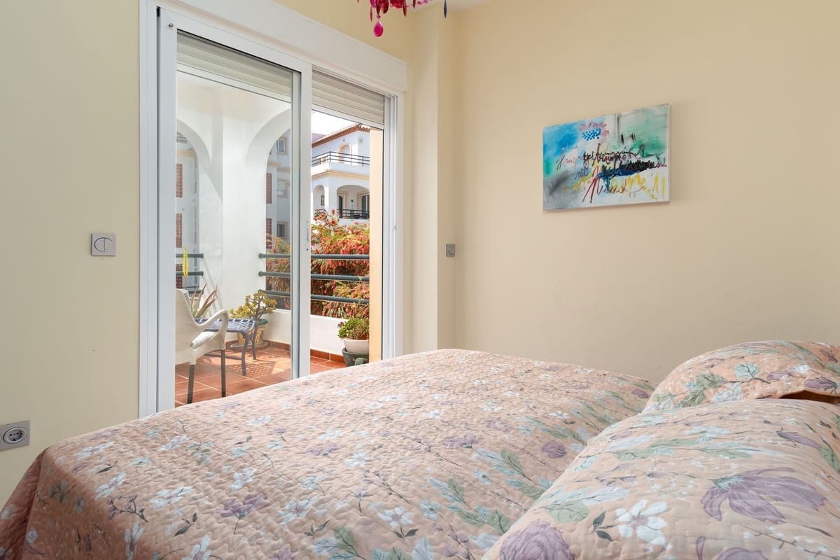 2 bedroom Apartment for sale in La Duquesa / Puerto de la Duquesa with pool garage - € 280,000 (Ref: 9805612)