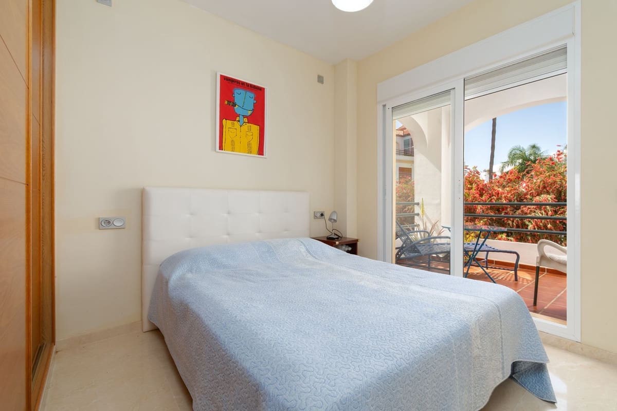 2 bedroom Apartment for sale in La Duquesa / Puerto de la Duquesa with pool garage - € 280,000 (Ref: 9805612)