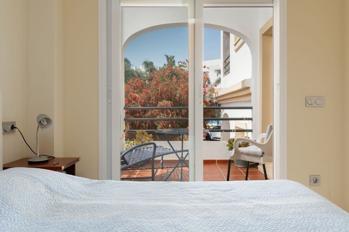 2 bedroom Apartment for sale in La Duquesa / Puerto de la Duquesa with pool garage - € 280,000 (Ref: 9805612)