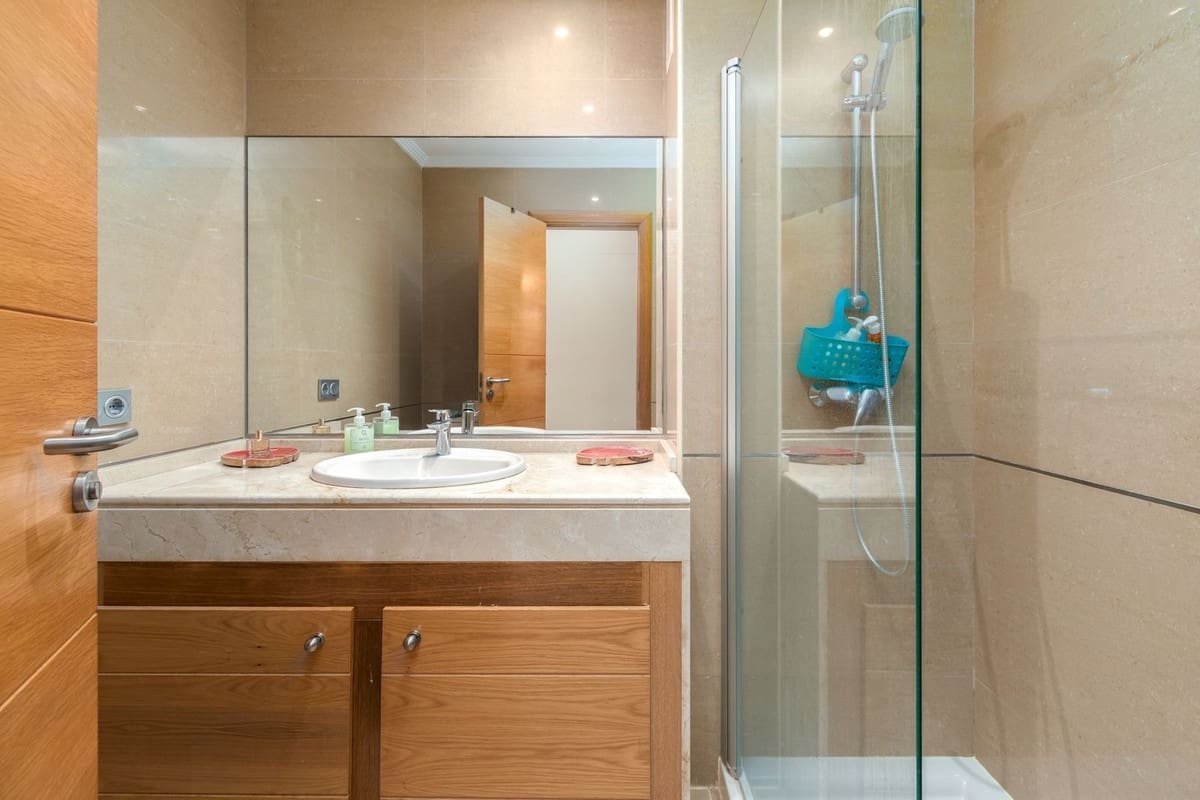 2 bedroom Apartment for sale in La Duquesa / Puerto de la Duquesa with pool garage - € 280,000 (Ref: 9805612)