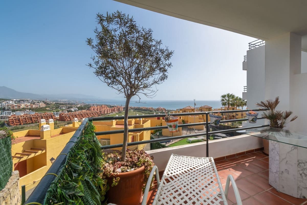 2 bedroom Apartment for sale in La Duquesa / Puerto de la Duquesa with pool garage - € 280,000 (Ref: 9805612)