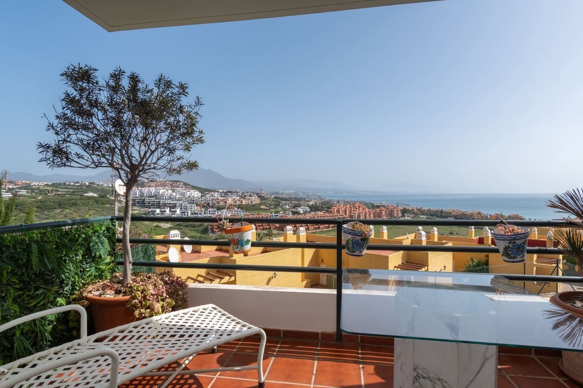 2 bedroom Apartment for sale in La Duquesa / Puerto de la Duquesa with pool garage - € 280,000 (Ref: 9805612)