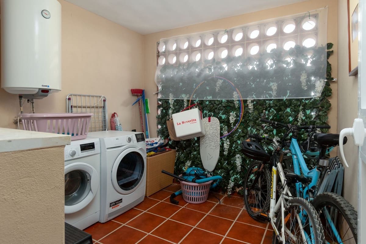 2 bedroom Apartment for sale in La Duquesa / Puerto de la Duquesa with pool garage - € 280,000 (Ref: 9805612)